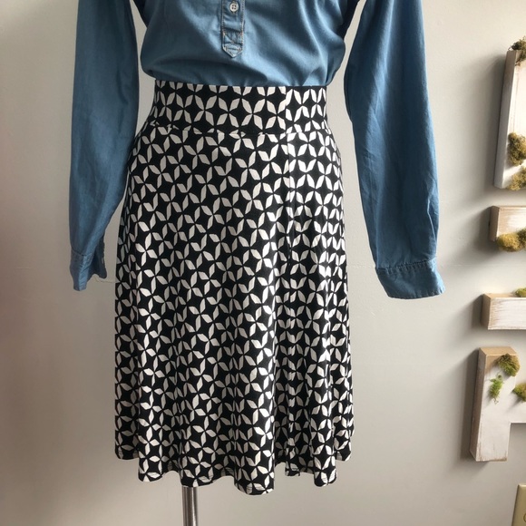 4/$20 LOFT Black and White Skater Knit Skirt - Picture 3 of 7